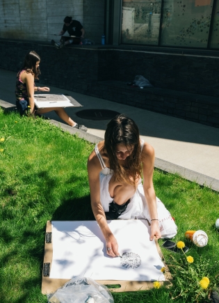 Esme Lee drawing dandelions